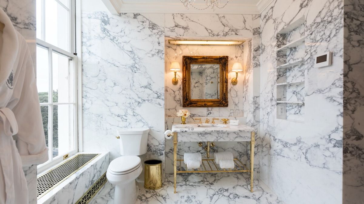 FOTO: Ty dlaždičky se k éře Lincolna nehodily. Trump se v sérii příspěvků chlubí renovací koupelny